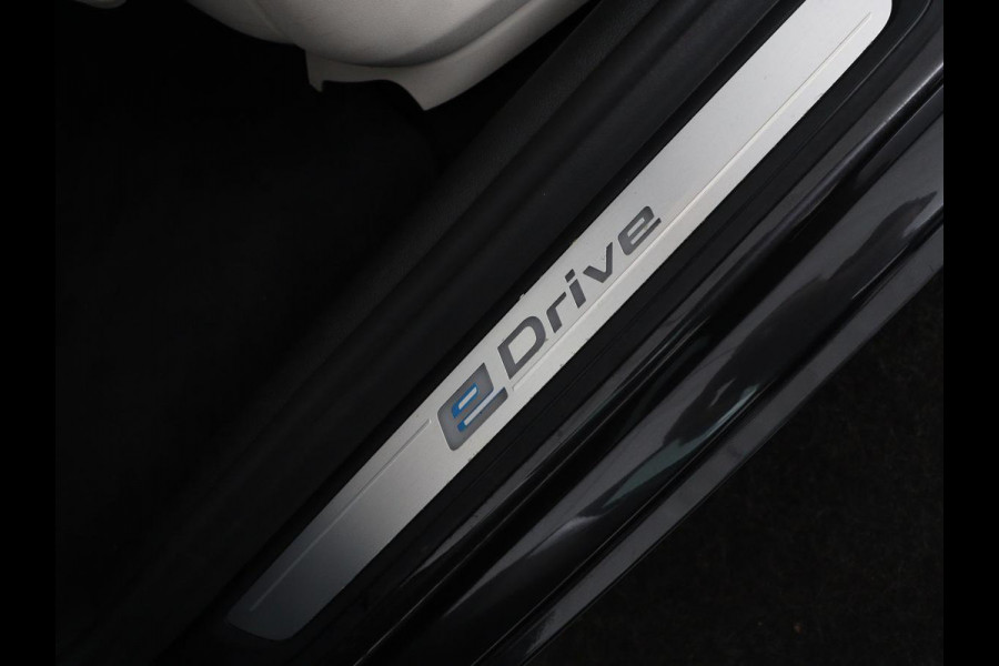 BMW 5 Serie 530e iPerformance High Executive | Leder | Elektrische stoelen | Stoelverwarming | Sfeerverlichting | Adaptive cruise | Carplay | Climate control | SOH 62,9 % | Camera | Park assist | PHEV