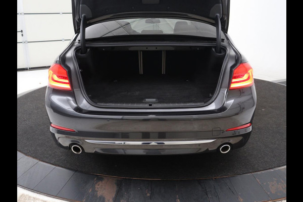 BMW 5 Serie 530e iPerformance High Executive | Leder | Elektrische stoelen | Stoelverwarming | Sfeerverlichting | Adaptive cruise | Carplay | Climate control | SOH 62,9 % | Camera | Park assist | PHEV