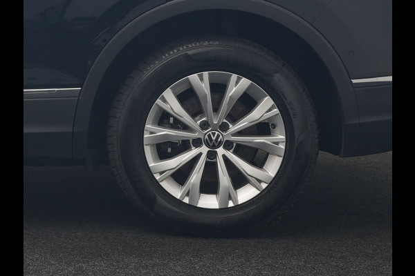 Volkswagen Tiguan 1.4 TSI eHybrid PHEV 245pk Dealer O.H. | SOH 92,8% | Trekhaak Af Fabriek | Panodak | Adaptive Cruise | Sportstoelen & Stuur Verwarmd | Sfeerverlichting | BLIS | Apple Carplay | Navigatie | DAB | Plug In Hybrid |