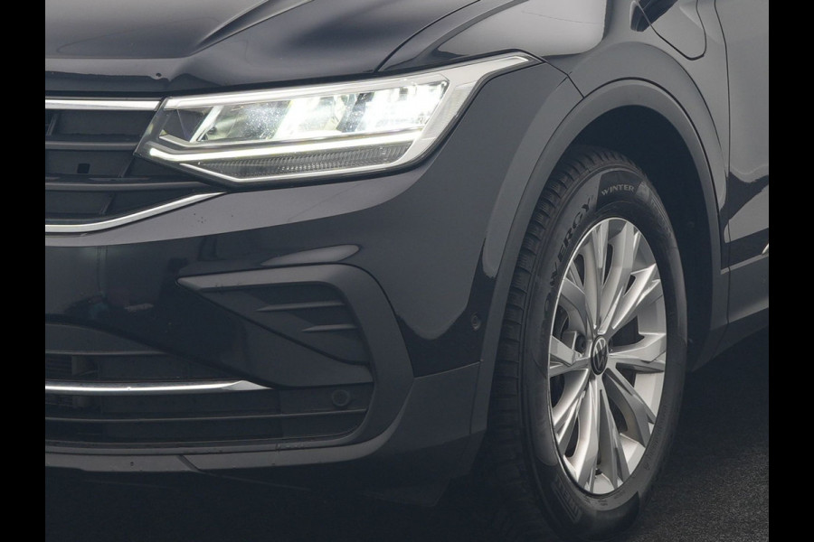Volkswagen Tiguan 1.4 TSI eHybrid PHEV 245pk Dealer O.H. | SOH 92,8% | Trekhaak Af Fabriek | Panodak | Adaptive Cruise | Sportstoelen & Stuur Verwarmd | Sfeerverlichting | BLIS | Apple Carplay | Navigatie | DAB | Plug In Hybrid |