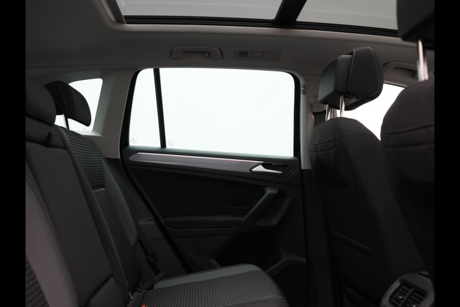 Volkswagen Tiguan 1.4 TSI eHybrid PHEV 245pk Dealer O.H. | SOH 92,8% | Trekhaak Af Fabriek | Panodak | Adaptive Cruise | Sportstoelen & Stuur Verwarmd | Sfeerverlichting | BLIS | Apple Carplay | Navigatie | DAB | Plug In Hybrid |