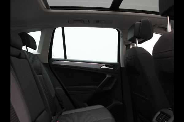 Volkswagen Tiguan 1.4 TSI eHybrid PHEV 245pk Dealer O.H. | SOH 92,8% | Trekhaak Af Fabriek | Panodak | Adaptive Cruise | Sportstoelen & Stuur Verwarmd | Sfeerverlichting | BLIS | Apple Carplay | Navigatie | DAB | Plug In Hybrid |