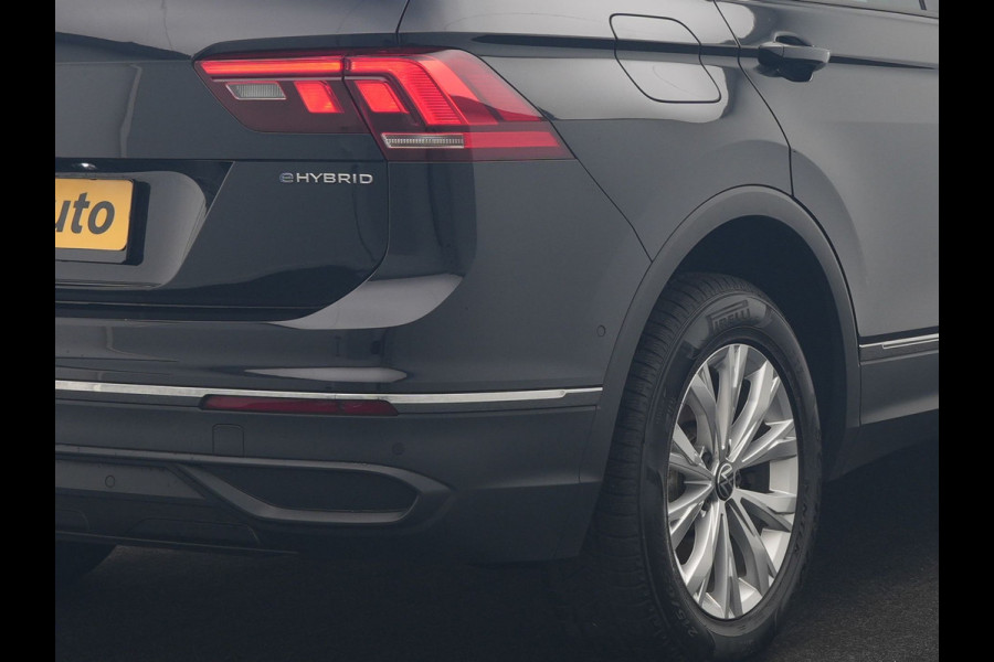 Volkswagen Tiguan 1.4 TSI eHybrid PHEV 245pk Dealer O.H. | SOH 92,8% | Trekhaak Af Fabriek | Panodak | Adaptive Cruise | Sportstoelen & Stuur Verwarmd | Sfeerverlichting | BLIS | Apple Carplay | Navigatie | DAB | Plug In Hybrid |