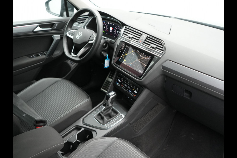 Volkswagen Tiguan 1.4 TSI eHybrid PHEV 245pk Dealer O.H. | SOH 92,8% | Trekhaak Af Fabriek | Panodak | Adaptive Cruise | Sportstoelen & Stuur Verwarmd | Sfeerverlichting | BLIS | Apple Carplay | Navigatie | DAB | Plug In Hybrid |