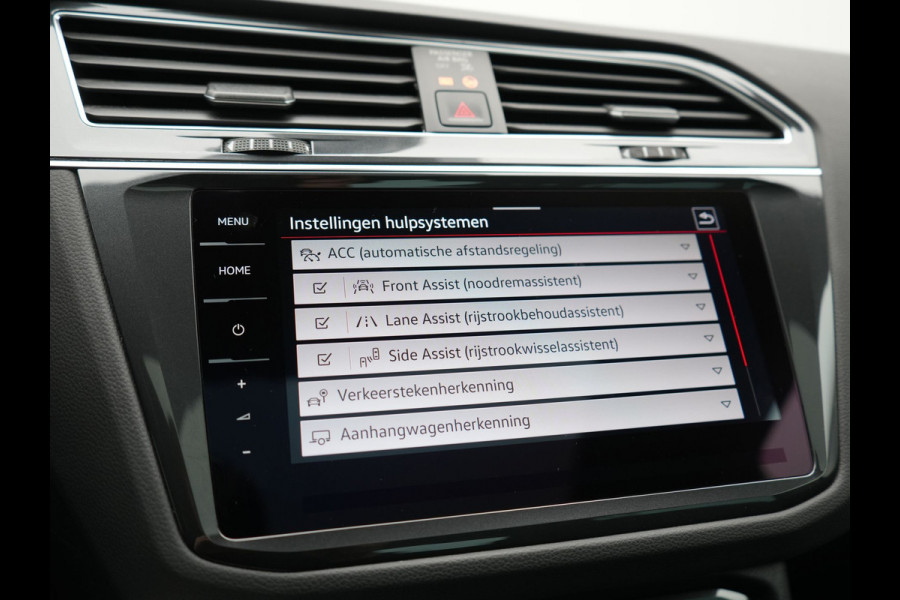 Volkswagen Tiguan 1.4 TSI eHybrid PHEV 245pk Dealer O.H. | SOH 92,8% | Trekhaak Af Fabriek | Panodak | Adaptive Cruise | Sportstoelen & Stuur Verwarmd | Sfeerverlichting | BLIS | Apple Carplay | Navigatie | DAB | Plug In Hybrid |