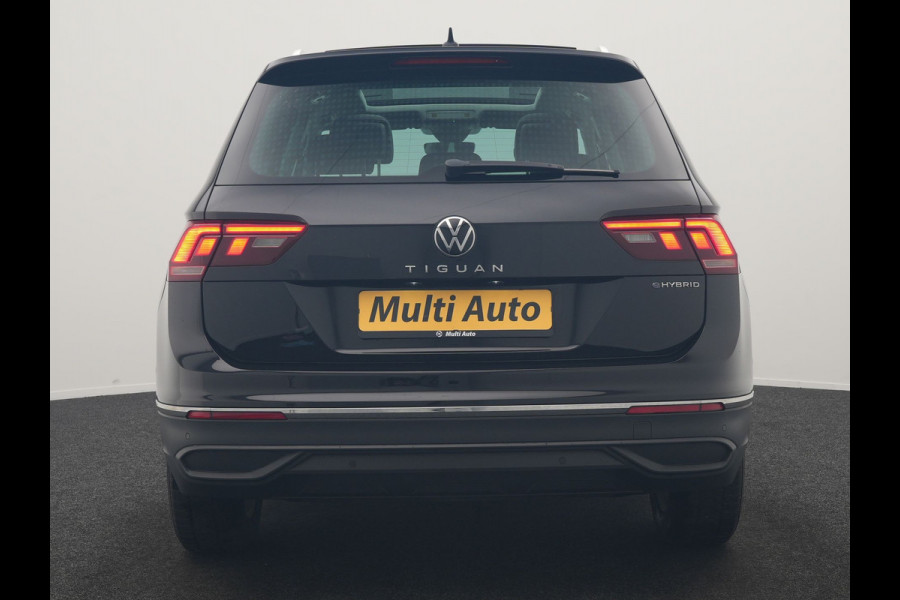 Volkswagen Tiguan 1.4 TSI eHybrid PHEV 245pk Dealer O.H. | SOH 92,8% | Trekhaak Af Fabriek | Panodak | Adaptive Cruise | Sportstoelen & Stuur Verwarmd | Sfeerverlichting | BLIS | Apple Carplay | Navigatie | DAB | Plug In Hybrid |