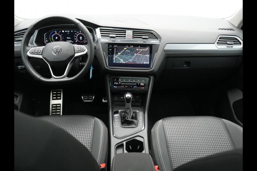 Volkswagen Tiguan 1.4 TSI eHybrid PHEV 245pk Dealer O.H. | SOH 92,8% | Trekhaak Af Fabriek | Panodak | Adaptive Cruise | Sportstoelen & Stuur Verwarmd | Sfeerverlichting | BLIS | Apple Carplay | Navigatie | DAB | Plug In Hybrid |