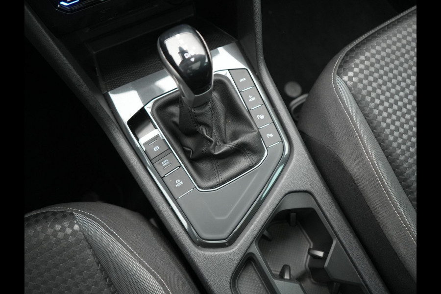 Volkswagen Tiguan 1.4 TSI eHybrid PHEV 245pk Dealer O.H. | SOH 92,8% | Trekhaak Af Fabriek | Panodak | Adaptive Cruise | Sportstoelen & Stuur Verwarmd | Sfeerverlichting | BLIS | Apple Carplay | Navigatie | DAB | Plug In Hybrid |