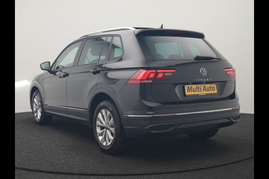 Volkswagen Tiguan 1.4 TSI eHybrid PHEV 245pk Dealer O.H. | SOH 92,8% | Trekhaak Af Fabriek | Panodak | Adaptive Cruise | Sportstoelen & Stuur Verwarmd | Sfeerverlichting | BLIS | Apple Carplay | Navigatie | DAB | Plug In Hybrid |