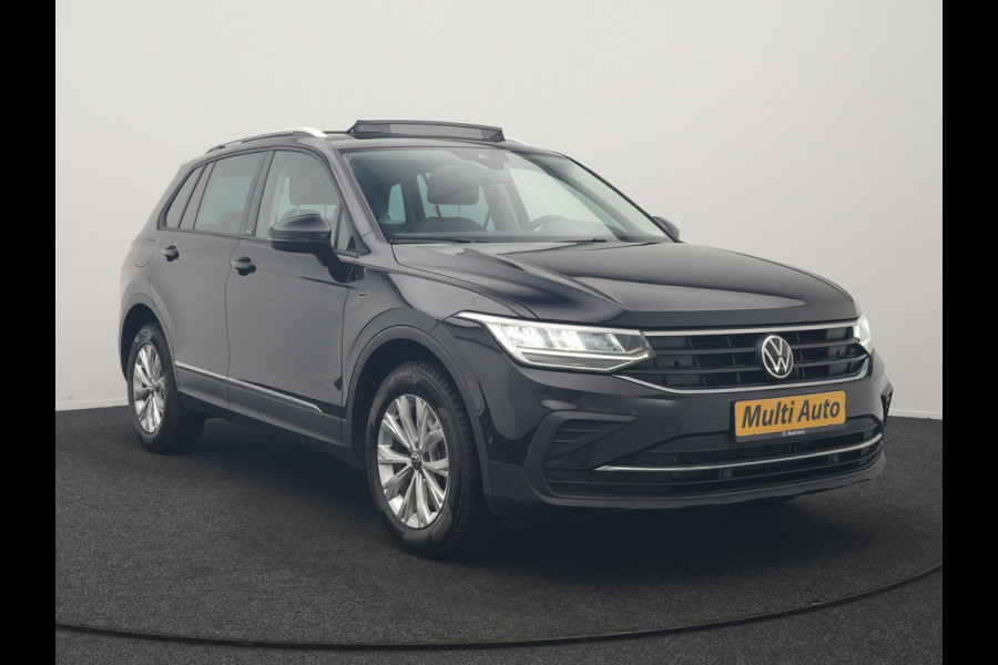 Volkswagen Tiguan 1.4 TSI eHybrid PHEV 245pk Dealer O.H. | SOH 92,8% | Trekhaak Af Fabriek | Panodak | Adaptive Cruise | Sportstoelen & Stuur Verwarmd | Sfeerverlichting | BLIS | Apple Carplay | Navigatie | DAB | Plug In Hybrid |
