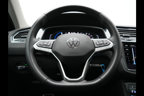 Volkswagen Tiguan 1.4 TSI eHybrid PHEV 245pk Dealer O.H. | SOH 92,8% | Trekhaak Af Fabriek | Panodak | Adaptive Cruise | Sportstoelen & Stuur Verwarmd | Sfeerverlichting | BLIS | Apple Carplay | Navigatie | DAB | Plug In Hybrid |