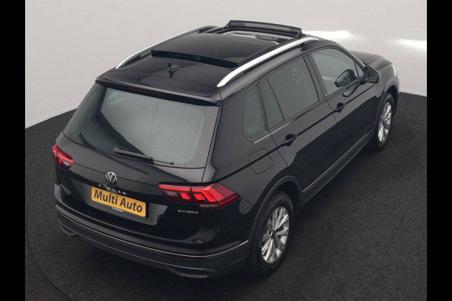 Volkswagen Tiguan 1.4 TSI eHybrid PHEV 245pk Dealer O.H. | SOH 92,8% | Trekhaak Af Fabriek | Panodak | Adaptive Cruise | Sportstoelen & Stuur Verwarmd | Sfeerverlichting | BLIS | Apple Carplay | Navigatie | DAB | Plug In Hybrid |