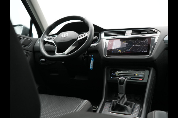 Volkswagen Tiguan 1.4 TSI eHybrid PHEV 245pk Dealer O.H. | SOH 92,8% | Trekhaak Af Fabriek | Panodak | Adaptive Cruise | Sportstoelen & Stuur Verwarmd | Sfeerverlichting | BLIS | Apple Carplay | Navigatie | DAB | Plug In Hybrid |