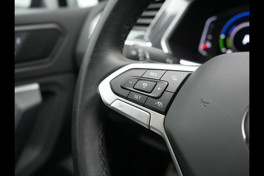 Volkswagen Tiguan 1.4 TSI eHybrid PHEV 245pk Dealer O.H. | SOH 92,8% | Trekhaak Af Fabriek | Panodak | Adaptive Cruise | Sportstoelen & Stuur Verwarmd | Sfeerverlichting | BLIS | Apple Carplay | Navigatie | DAB | Plug In Hybrid |