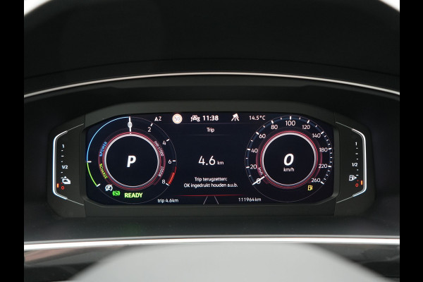 Volkswagen Tiguan 1.4 TSI eHybrid PHEV 245pk Dealer O.H. | SOH 92,8% | Trekhaak Af Fabriek | Panodak | Adaptive Cruise | Sportstoelen & Stuur Verwarmd | Sfeerverlichting | BLIS | Apple Carplay | Navigatie | DAB | Plug In Hybrid |
