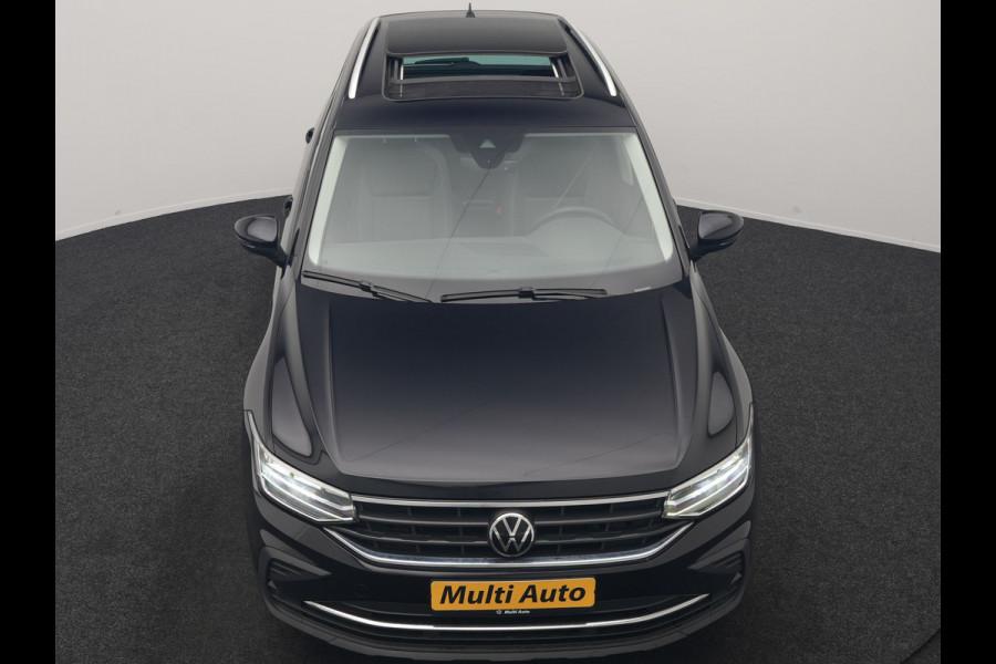 Volkswagen Tiguan 1.4 TSI eHybrid PHEV 245pk Dealer O.H. | SOH 92,8% | Trekhaak Af Fabriek | Panodak | Adaptive Cruise | Sportstoelen & Stuur Verwarmd | Sfeerverlichting | BLIS | Apple Carplay | Navigatie | DAB | Plug In Hybrid |