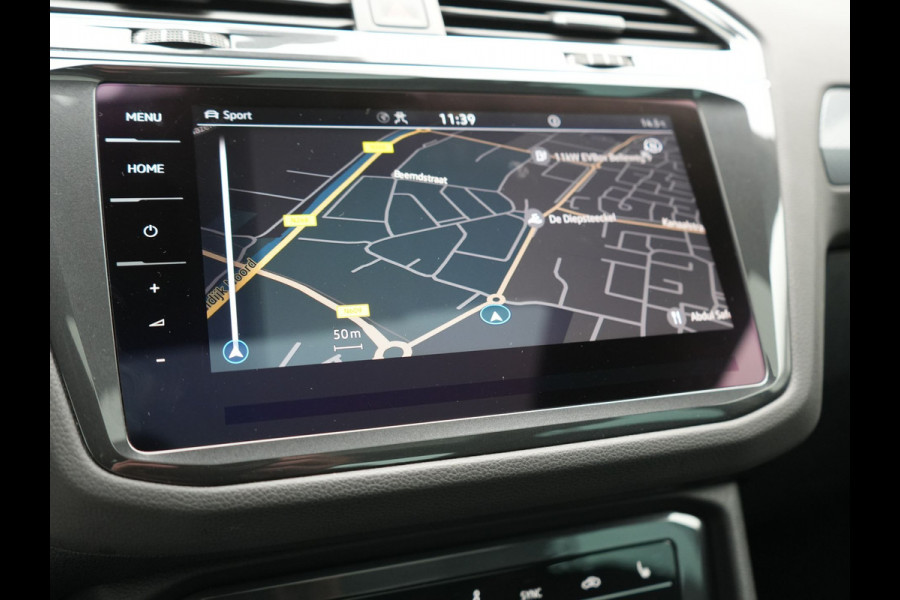 Volkswagen Tiguan 1.4 TSI eHybrid PHEV 245pk Dealer O.H. | SOH 92,8% | Trekhaak Af Fabriek | Panodak | Adaptive Cruise | Sportstoelen & Stuur Verwarmd | Sfeerverlichting | BLIS | Apple Carplay | Navigatie | DAB | Plug In Hybrid |