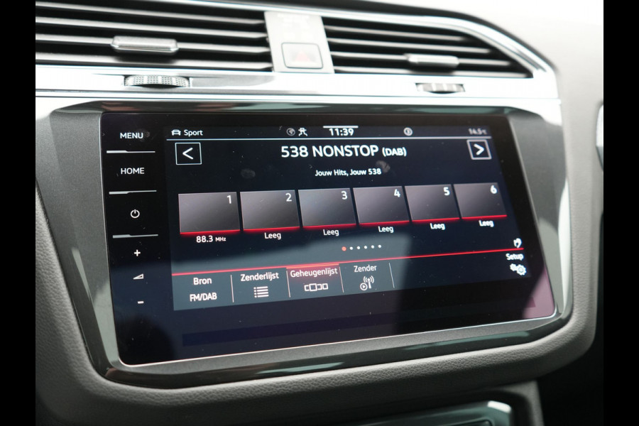 Volkswagen Tiguan 1.4 TSI eHybrid PHEV 245pk Dealer O.H. | SOH 92,8% | Trekhaak Af Fabriek | Panodak | Adaptive Cruise | Sportstoelen & Stuur Verwarmd | Sfeerverlichting | BLIS | Apple Carplay | Navigatie | DAB | Plug In Hybrid |