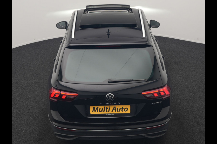 Volkswagen Tiguan 1.4 TSI eHybrid PHEV 245pk Dealer O.H. | SOH 92,8% | Trekhaak Af Fabriek | Panodak | Adaptive Cruise | Sportstoelen & Stuur Verwarmd | Sfeerverlichting | BLIS | Apple Carplay | Navigatie | DAB | Plug In Hybrid |