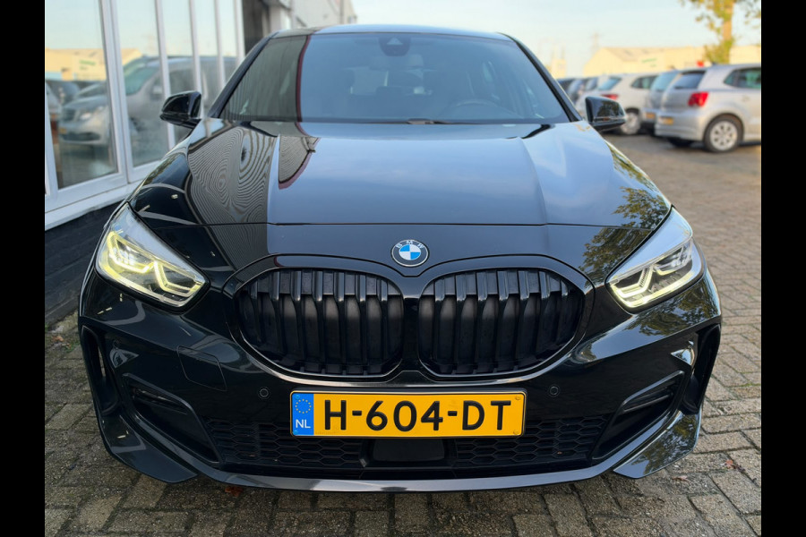 BMW 1-serie 118i Executive Edition | M Pakket | Sfeerverlichting | Apple Carplay | Leder