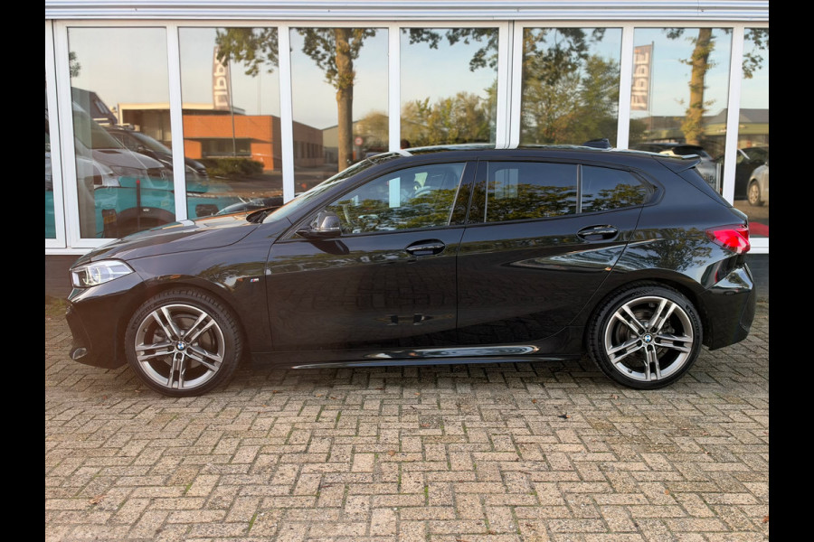 BMW 1-serie 118i Executive Edition | M Pakket | Sfeerverlichting | Apple Carplay | Leder