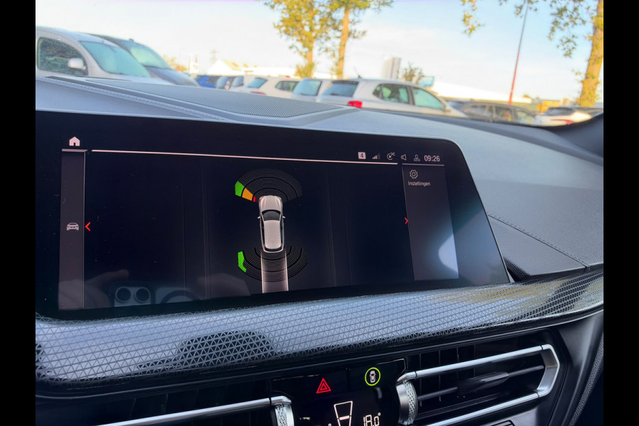 BMW 1-serie 118i Executive Edition | M Pakket | Sfeerverlichting | Apple Carplay | Leder
