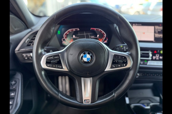 BMW 1-serie 118i Executive Edition | M Pakket | Sfeerverlichting | Apple Carplay | Leder