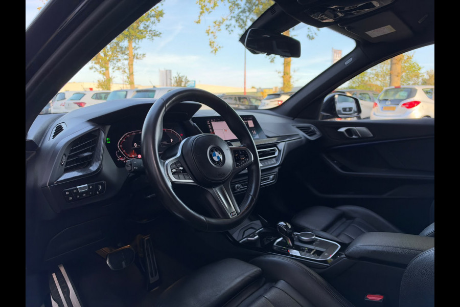 BMW 1-serie 118i Executive Edition | M Pakket | Sfeerverlichting | Apple Carplay | Leder