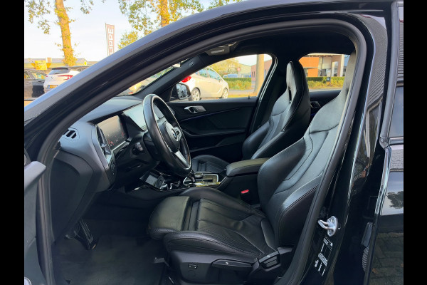 BMW 1-serie 118i Executive Edition | M Pakket | Sfeerverlichting | Apple Carplay | Leder
