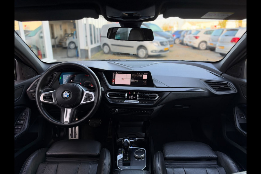 BMW 1-serie 118i Executive Edition | M Pakket | Sfeerverlichting | Apple Carplay | Leder