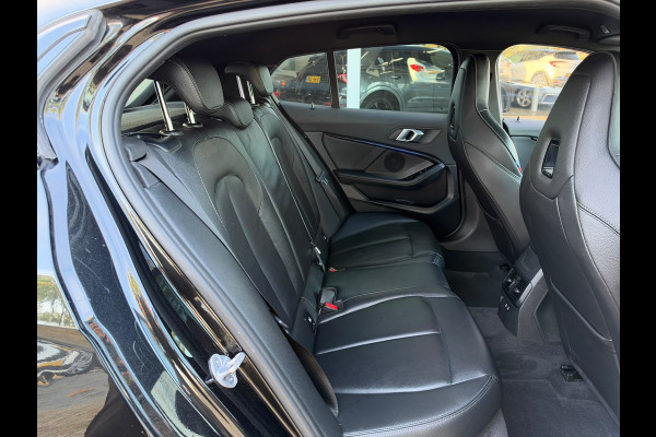 BMW 1-serie 118i Executive Edition | M Pakket | Sfeerverlichting | Apple Carplay | Leder