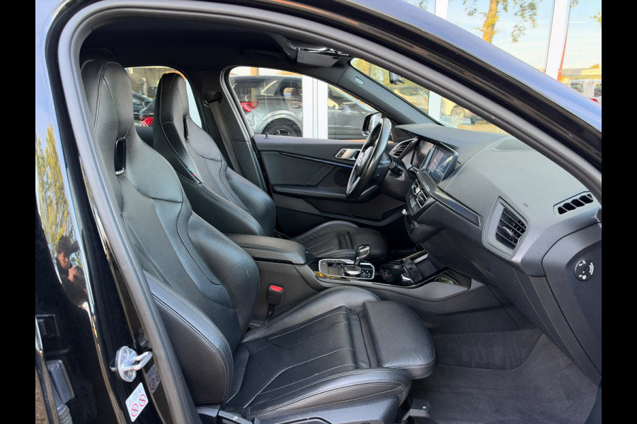 BMW 1-serie 118i Executive Edition | M Pakket | Sfeerverlichting | Apple Carplay | Leder
