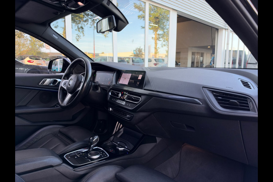 BMW 1-serie 118i Executive Edition | M Pakket | Sfeerverlichting | Apple Carplay | Leder