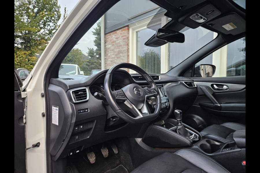 Nissan QASHQAI 1.3 DIG-T Tekna + Trekhaak! Leer! Camera! Panoramadak! 140PK! Mooie/Nette Auto!