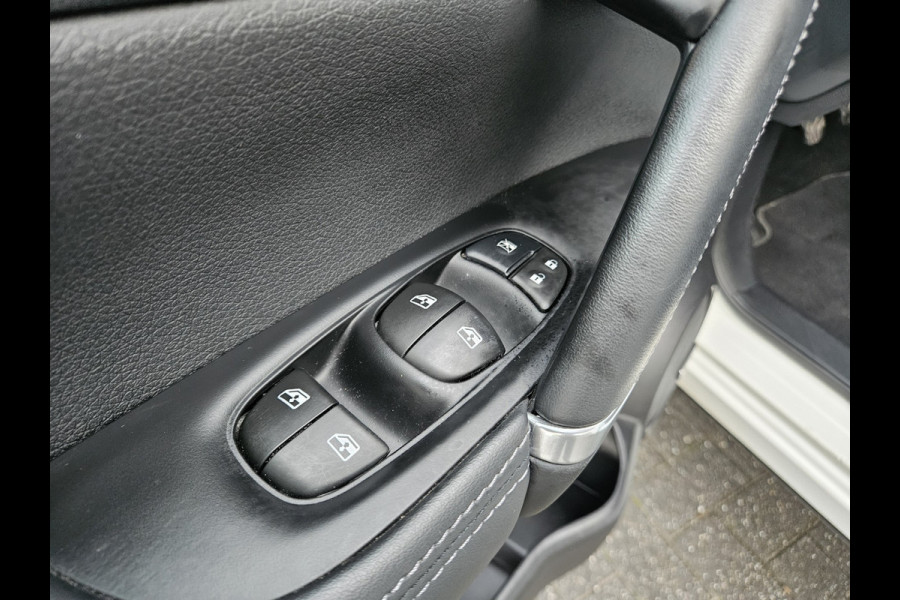 Nissan QASHQAI 1.3 DIG-T Tekna + Trekhaak! Leer! Camera! Panoramadak! 140PK! Mooie/Nette Auto!