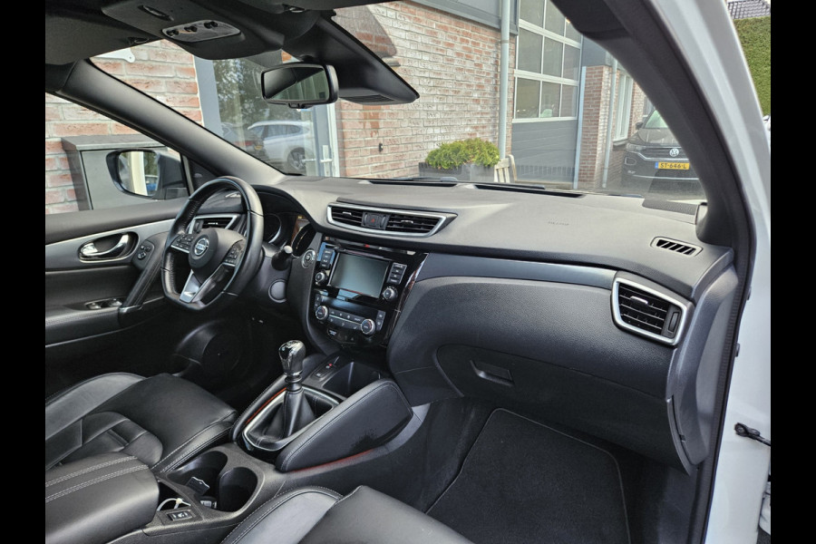 Nissan QASHQAI 1.3 DIG-T Tekna + Trekhaak! Leer! Camera! Panoramadak! 140PK! Mooie/Nette Auto!