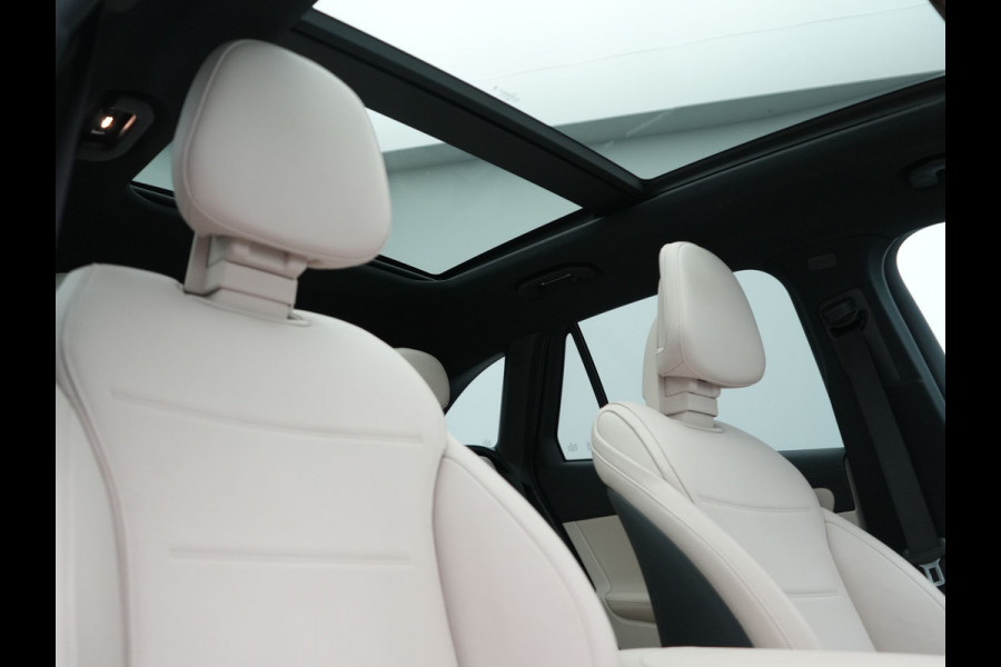 Mercedes-Benz GLC 300e 4MATIC Luxury Line PHEV Long Range 313pk Dealer O.H. | Trekhaak af Fabriek | Panodak | Sfeerverlichting | BLIS | Lederen Sportstoelen Memory & Verwarmd | Apple Carplay | Cruise Control | Navigatie | DAB | Virtual | Plug In Hybrid |