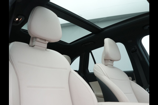 Mercedes-Benz GLC 300e 4MATIC Luxury Line PHEV Long Range 313pk Dealer O.H. | Trekhaak af Fabriek | Panodak | Sfeerverlichting | BLIS | Lederen Sportstoelen Memory & Verwarmd | Apple Carplay | Cruise Control | Navigatie | DAB | Virtual | Plug In Hybrid |