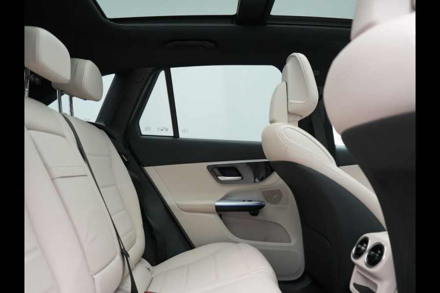 Mercedes-Benz GLC 300e 4MATIC Luxury Line PHEV Long Range 313pk Dealer O.H. | Trekhaak af Fabriek | Panodak | Sfeerverlichting | BLIS | Lederen Sportstoelen Memory & Verwarmd | Apple Carplay | Cruise Control | Navigatie | DAB | Virtual | Plug In Hybrid |