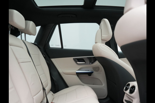 Mercedes-Benz GLC 300e 4MATIC Luxury Line PHEV Long Range 313pk Dealer O.H. | Trekhaak af Fabriek | Panodak | Sfeerverlichting | BLIS | Lederen Sportstoelen Memory & Verwarmd | Apple Carplay | Cruise Control | Navigatie | DAB | Virtual | Plug In Hybrid |