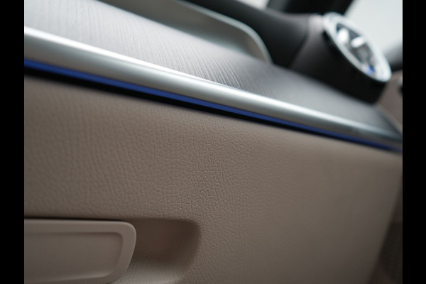 Mercedes-Benz GLC 300e 4MATIC Luxury Line PHEV Long Range 313pk Dealer O.H. | Trekhaak af Fabriek | Panodak | Sfeerverlichting | BLIS | Lederen Sportstoelen Memory & Verwarmd | Apple Carplay | Cruise Control | Navigatie | DAB | Virtual | Plug In Hybrid |