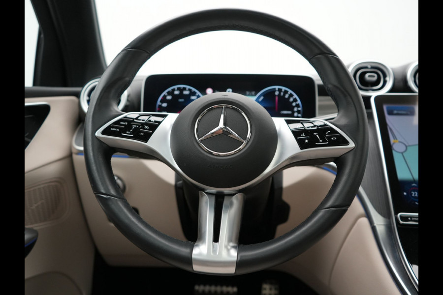 Mercedes-Benz GLC 300e 4MATIC Luxury Line PHEV Long Range 313pk Dealer O.H. | Trekhaak af Fabriek | Panodak | Sfeerverlichting | BLIS | Lederen Sportstoelen Memory & Verwarmd | Apple Carplay | Cruise Control | Navigatie | DAB | Virtual | Plug In Hybrid |