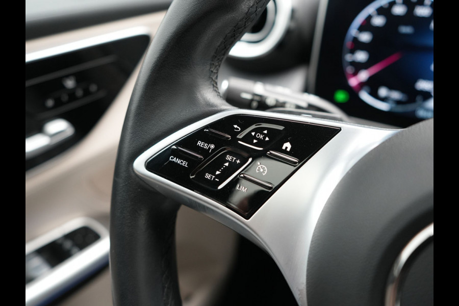 Mercedes-Benz GLC 300e 4MATIC Luxury Line PHEV Long Range 313pk Dealer O.H. | Trekhaak af Fabriek | Panodak | Sfeerverlichting | BLIS | Lederen Sportstoelen Memory & Verwarmd | Apple Carplay | Cruise Control | Navigatie | DAB | Virtual | Plug In Hybrid |