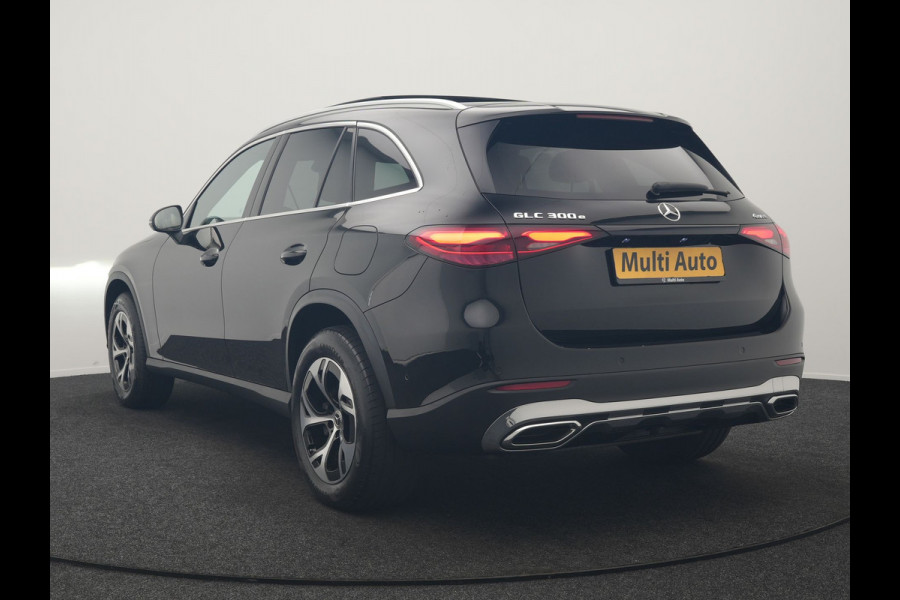 Mercedes-Benz GLC 300e 4MATIC Luxury Line PHEV Long Range 313pk Dealer O.H. | Trekhaak af Fabriek | Panodak | Sfeerverlichting | BLIS | Lederen Sportstoelen Memory & Verwarmd | Apple Carplay | Cruise Control | Navigatie | DAB | Virtual | Plug In Hybrid |