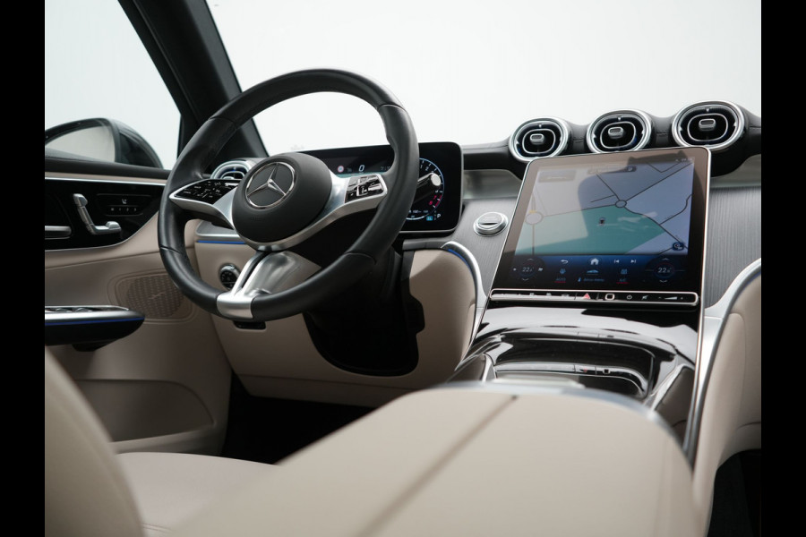 Mercedes-Benz GLC 300e 4MATIC Luxury Line PHEV Long Range 313pk Dealer O.H. | Trekhaak af Fabriek | Panodak | Sfeerverlichting | BLIS | Lederen Sportstoelen Memory & Verwarmd | Apple Carplay | Cruise Control | Navigatie | DAB | Virtual | Plug In Hybrid |