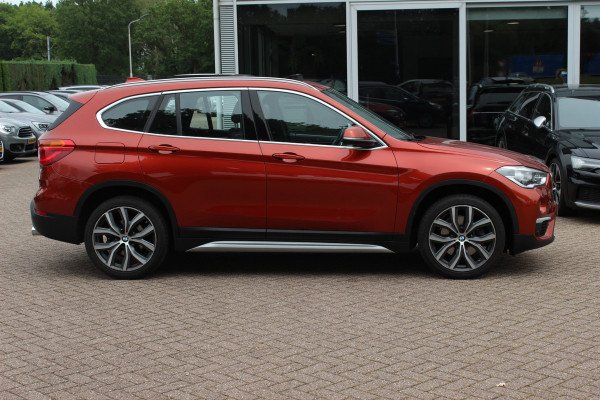 BMW X1 xDrive20i High Exe. / Trekhaak / Panoramadak / Head-up / Leder / 19'' / Navigatie / Stoelverwarming / Sportstoelen / DAB / Cruise Control