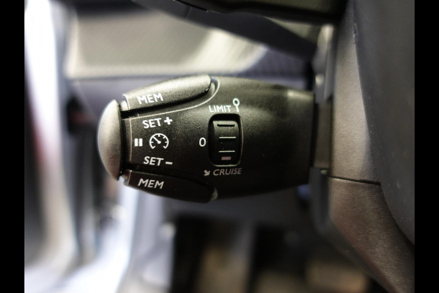 Peugeot 208 1.2 PureTech 100pk Aut. Allure Pack Navigatie Apple Carplay/Android Auto  Parkeersensor achter Cruise Control  Climate Control Getinte ramen