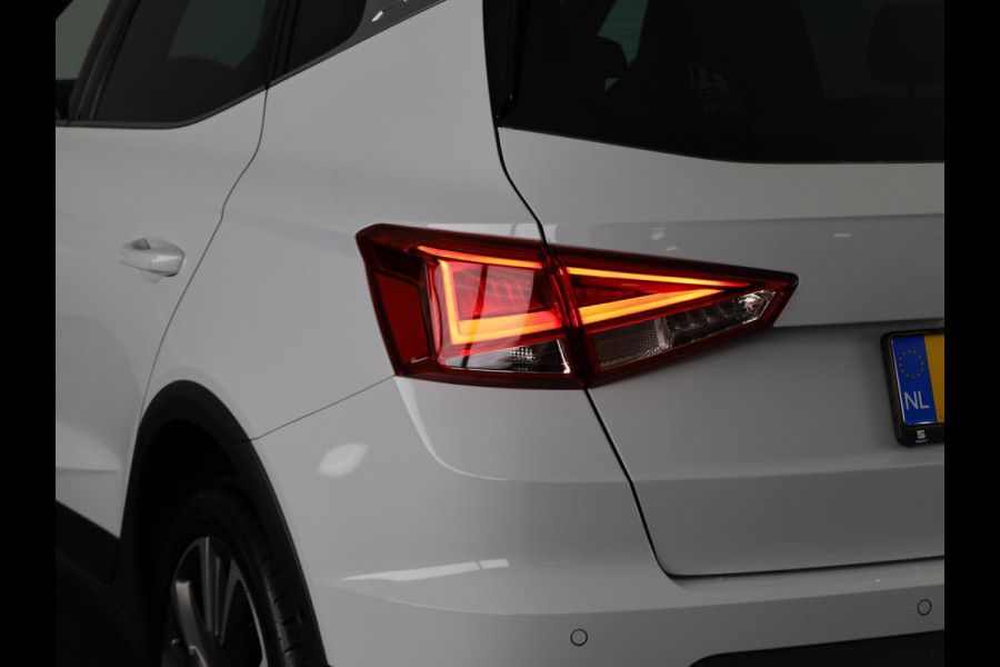 Seat Arona FR Anniversary 1.0 EcoTSI 95 pk | Led Matrix | 18 inch | Camera | Carplay | Android Auto | Zwart dak