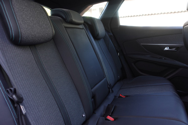 Peugeot 3008 1.2 PureTech Allure Pack Business | !!! Wordt verwacht | Binnenkort Online!!! | AUTOMAAT | NAV | AD. CRUISE | DODEHOEK | ELEK.A.KLEP