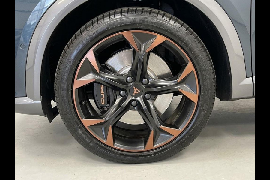 CUPRA Formentor 1.4 e-Hybrid VZ Copper Edition 245 pk Automaat (DSG) | Navigatie | Panoramadak | Park assist | Achteruitrijcamera | Adaptieve cruise control | Stoelverwarming | Elektr. Bestuurdersstoel met geheugen | Elektr. achterklep met sensor |